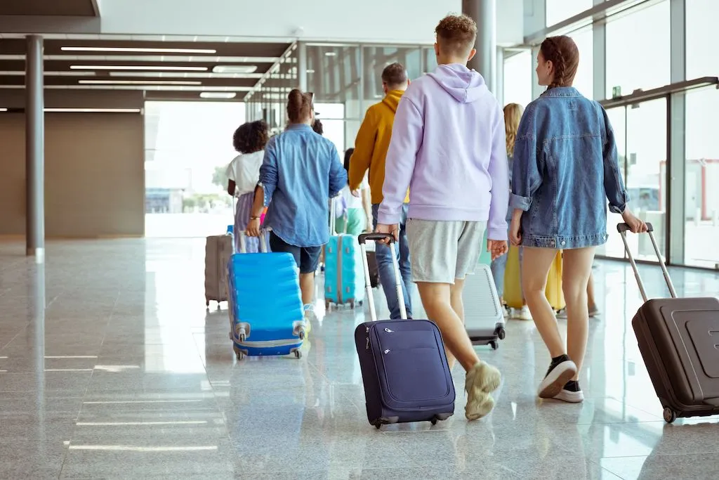 unisq sydney people walking with their bags airport